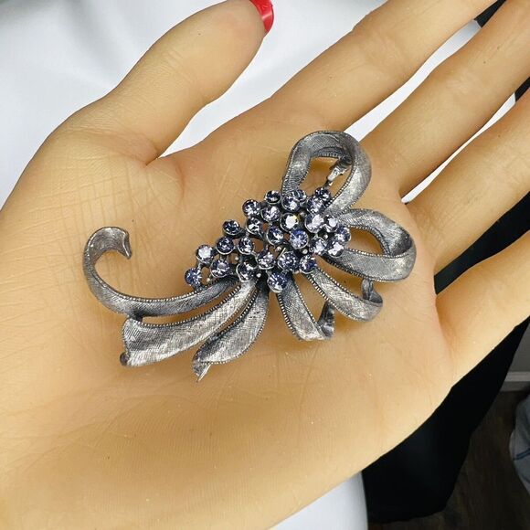 Vintage Purplish Blue Rhinestone Cluster Brooch Silver Tone Bow 4054 - Picture 2 of 9